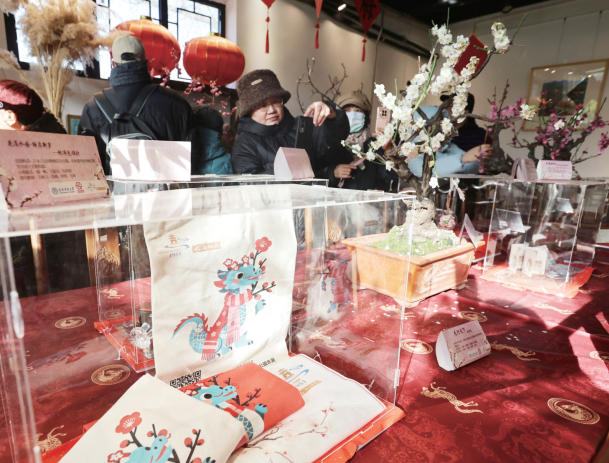 《天津教育报》报道我校艺术学院与水上公园联合主办的“津上添花——2026 年津门梅香 骏业迎春梅花精品展”